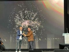 Ilham Bintang Raih Award FFWI 2024, Ketum PWI Pusat Serahkan Piala Gunungan Film 
